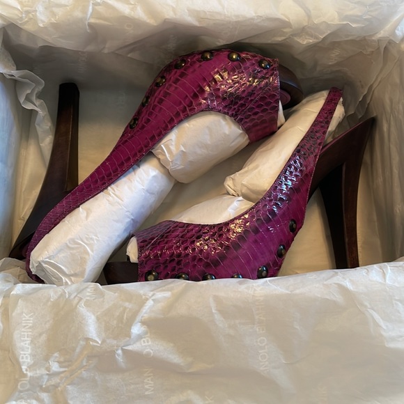 Manolo Blahnik purple snakeskin heels - Picture 7 of 9